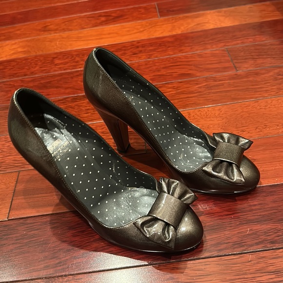 Moschino shoes, Mady in Italy  size 39.  Heel 4inch - Picture 4 of 5